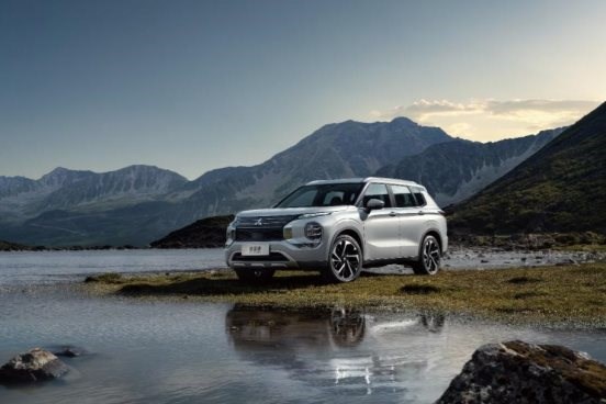 湖边的汽车 描述已自动生成